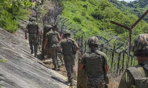 J&K के राजौरी जिले में LoC पर सेना ने संदिग्ध आतंकवादियों पर फायरिंग की J&K के राजौरी जिले में LoC पर सेना ने संदिग्ध आतंकवादियों पर फायरिंग की