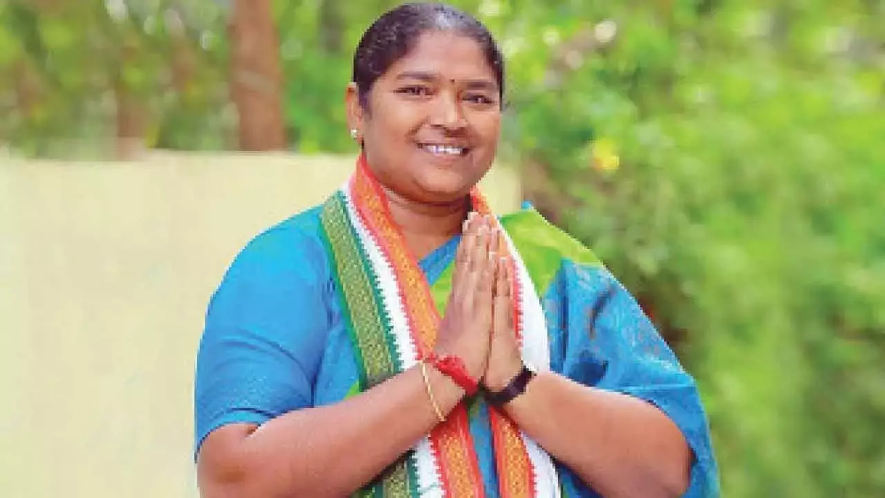 Telangana: सीताक्का ने महिला SHGs के लिए फाइनेंशियल शील्ड पर प्रकाश डाला Telangana: सीताक्का ने महिला SHGs के लिए फाइनेंशियल शील्ड पर प्रकाश डाला