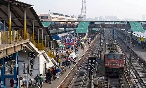 Holi के लिए रखे गए लंबे पेड़ के तने को ट्रेन के डिब्बों के बाहर बांधकर ले जाया गया; 6 लोगों पर मामला दर्ज Holi के लिए रखे गए लंबे पेड़ के तने को ट्रेन के डिब्बों के बाहर बांधकर ले जाया गया; 6 लोगों पर मामला दर्ज