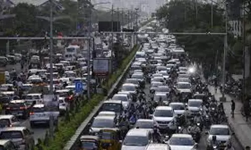 Consulate road बंद होने से फाइनेंशियल डिस्ट्रिक्ट में ट्रैफिक लोड बढ़ गया Consulate road बंद होने से फाइनेंशियल डिस्ट्रिक्ट में ट्रैफिक लोड बढ़ गया