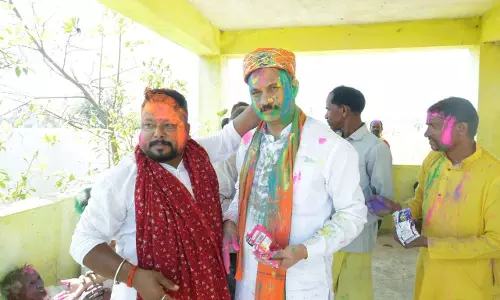 स्वास्थ्य मंत्री श्याम बिहारी जायसवाल ने अपने गांव में होली खेली स्वास्थ्य मंत्री श्याम बिहारी जायसवाल ने अपने गांव में होली खेली