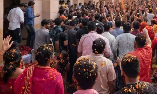 Kashi Vishwanath धाम में कड़ी सुरक्षा के बीच आध्यात्मिक ‘फूल होली’ का आयोजन