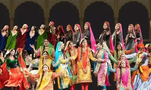 Jammu: जम्मू-कश्मीर की लोक परंपराओं की जीवंत छटा ने बांधा समां Jammu: जम्मू-कश्मीर की लोक परंपराओं की जीवंत छटा ने बांधा समां
