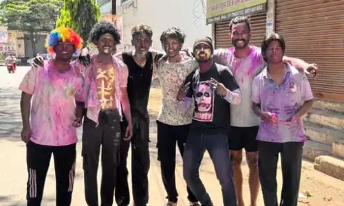रायपुरियंस में होली की खुमारी, जमकर सेलिब्रेट कर रहे बच्चे-बुजुर्ग रायपुरियंस में होली की खुमारी, जमकर सेलिब्रेट कर रहे बच्चे-बुजुर्ग