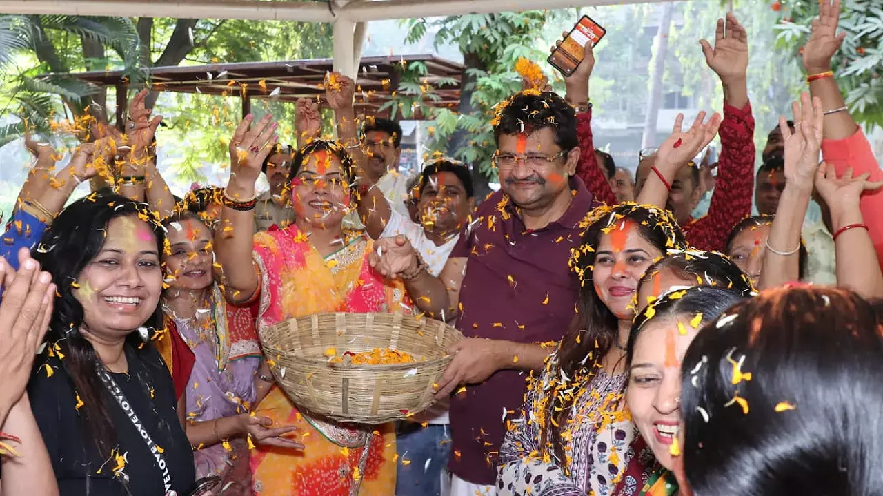 Mumbai: मुंबई में महापौर ने फूलों से मनाई होली Mumbai: मुंबई में महापौर ने फूलों से मनाई होली