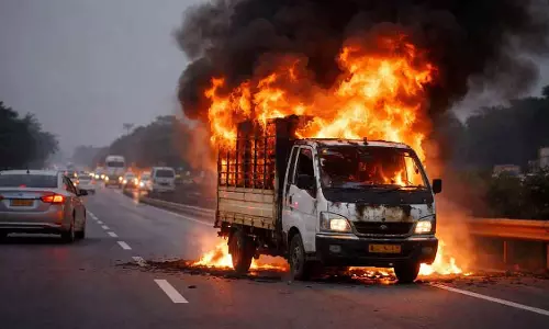 Palghar : मुंबई-अहमदाबाद हाईवे पर टेम्पो में आग लगने से ड्राइवर की जलकर मौत Palghar : मुंबई-अहमदाबाद हाईवे पर टेम्पो में आग लगने से ड्राइवर की जलकर मौत