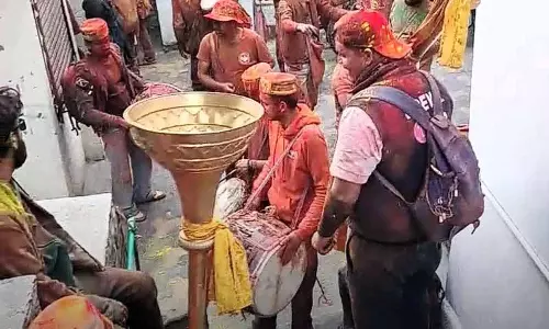 Kullu में होली के दिन मंदिर में पूजा-पाठ, रंग और DJ म्यूज़िक का जलवा