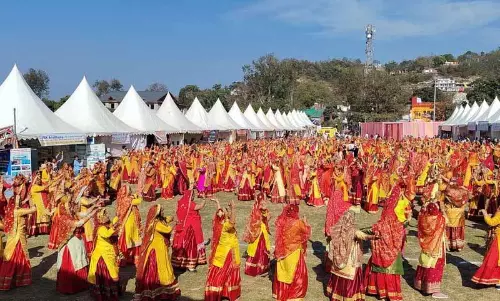 Hamirpur की महिलाओं ने सुजानपुर होली उत्सव में ‘झमकारा’ लोक नृत्य प्रस्तुत किया Hamirpur की महिलाओं ने सुजानपुर होली उत्सव में ‘झमकारा’ लोक नृत्य प्रस्तुत किया
