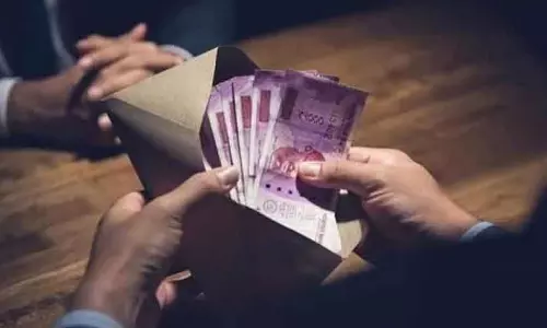 Haveri : राशन कार्ड के लिए 5,000 रुपये की रिश्वत लेते हुए फूड इंस्पेक्टर गिरफ्तार Haveri : राशन कार्ड के लिए 5,000 रुपये की रिश्वत लेते हुए फूड इंस्पेक्टर गिरफ्तार