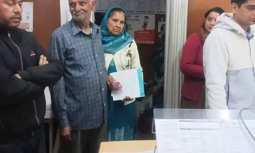 Palampur के पास कम्युनिटी हेल्थ सेंटर चलाने वाले एक फार्मासिस्ट और एक नर्स Palampur के पास कम्युनिटी हेल्थ सेंटर चलाने वाले एक फार्मासिस्ट और एक नर्स