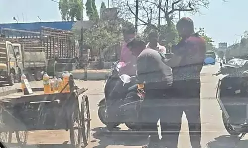 आज पेट्रोल पंप बंद होने से कालाबाजारी, 150 रुपए लीटर में बेचे जा रहे आज पेट्रोल पंप बंद होने से कालाबाजारी, 150 रुपए लीटर में बेचे जा रहे