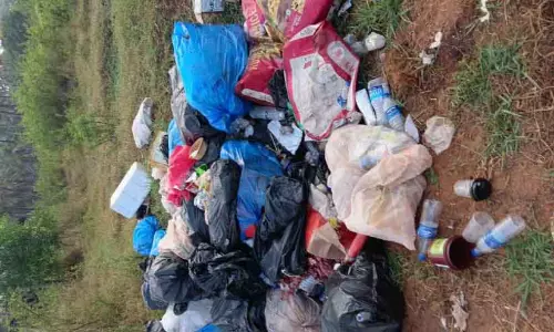 Kerala : स्थानीय लोगों ने कचरा इकट्ठा करने आए लोगों को गिरफ्तार कर लिया Kerala : स्थानीय लोगों ने कचरा इकट्ठा करने आए लोगों को गिरफ्तार कर लिया