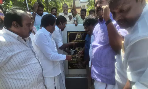 DMK कार्यकर्ताओं ने हिंदी थोपने के विवाद के बीच तिरुचिरापल्ली रेलवे ऑफिस पर हिंदी साइनेज पर कालिख पोत दी DMK कार्यकर्ताओं ने हिंदी थोपने के विवाद के बीच तिरुचिरापल्ली रेलवे ऑफिस पर हिंदी साइनेज पर कालिख पोत दी
