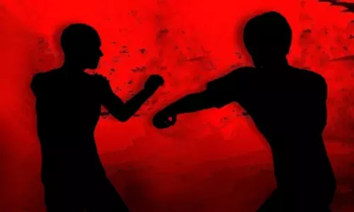 होली मना रहे दो गुटों के बीच झड़प, कई लोग घायल होली मना रहे दो गुटों के बीच झड़प, कई लोग घायल