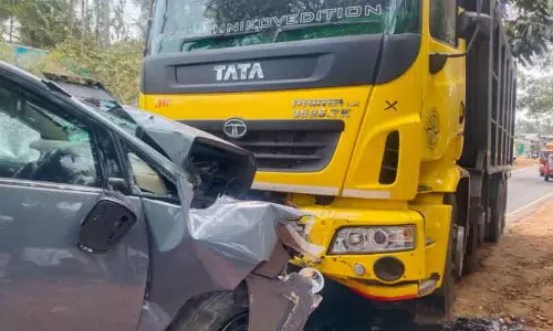 Kerala : कुठाली रांदेर में लॉरी-कार की टक्कर में छह लोग घायल Kerala : कुठाली रांदेर में लॉरी-कार की टक्कर में छह लोग घायल