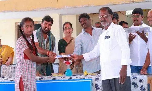 KL Foundation ने स्टूडेंट्स को एग्जाम मटीरियल बांटा