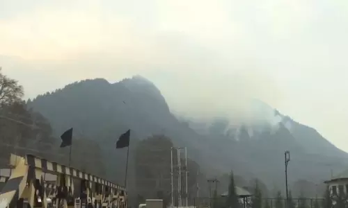 Srinagar: जंगल की आग ने ज़बरवान जंगल को अपनी चपेट में ले लिया, पूरा इलाका घने धुएं से ढका हुआ