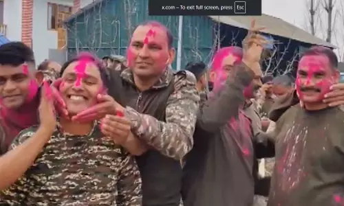 जम्मू-कश्मीर: पुलवामा के त्राल में CRPF जवानों ने मनाई होली जम्मू-कश्मीर: पुलवामा के त्राल में CRPF जवानों ने मनाई होली