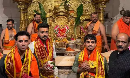 Ishan Kishan, अभिषेक शर्मा और अक्षर पटेल ने मुंबई के सिद्धिविनायक मंदिर में आशीर्वाद लिया Ishan Kishan, अभिषेक शर्मा और अक्षर पटेल ने मुंबई के सिद्धिविनायक मंदिर में आशीर्वाद लिया