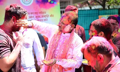 रंग, राग और रिश्तों की मधुर अनुभूति से सजा मुख्यमंत्री निवास…विष्णुदेव साय ने खेली होली