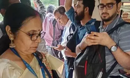 Mumbai : एक ही दिन में 200 बिना टिकट यात्रियों पर जुर्माना, ₹55,000 वसूले गए Mumbai : एक ही दिन में 200 बिना टिकट यात्रियों पर जुर्माना, ₹55,000 वसूले गए