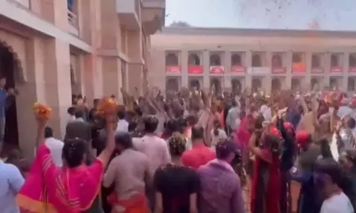 Varanasi के घाटों पर रंगों की धूम, हाई अलर्ट में पुलिस Varanasi के घाटों पर रंगों की धूम, हाई अलर्ट में पुलिस