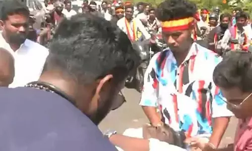 Tiruchi में विजय के काफिले का पीछा कर रहे कॉलेज के लड़के का एक्सीडेंट हो गया Tiruchi में विजय के काफिले का पीछा कर रहे कॉलेज के लड़के का एक्सीडेंट हो गया