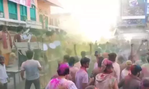 पुष्कर में इंटरनेशनल Holi फेस्टिवल, हजारों की भीड़ झूमी पुष्कर में इंटरनेशनल Holi फेस्टिवल, हजारों की भीड़ झूमी