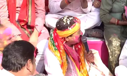 दिल्ली में मनोज तिवारी ने मनाई Holi, समर्थकों के साथ रंगों में सराबोर
