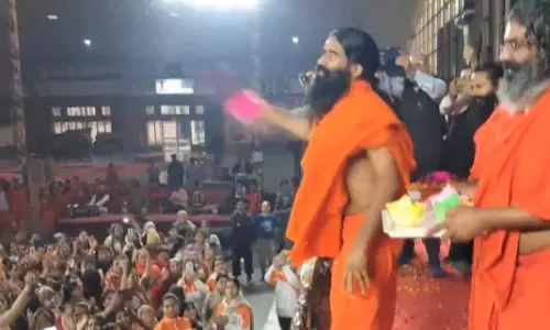 Haridwar में बाबा रामदेव ने मनाई होली