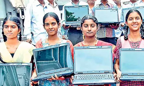 Laptop Scheme: 10 लाख स्टूडेंट्स को टारगेट करने वाला पहला फेज़ लगभग पूरा हो गया है Laptop Scheme: 10 लाख स्टूडेंट्स को टारगेट करने वाला पहला फेज़ लगभग पूरा हो गया है