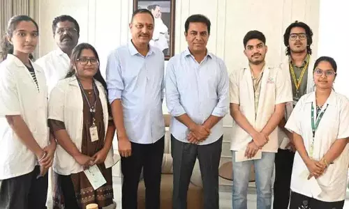 केटीआर ने MBBS छात्रों को चेक दिए केटीआर ने MBBS छात्रों को चेक दिए