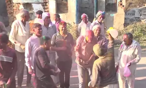 मथुरा के Bachgaon में अनोखी ‘चप्पल मार’ होली की धूम