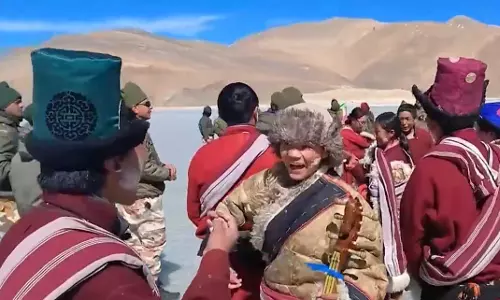 लद्दाख: पैंगोंग झील पर ITBP जवानों ने स्थानीय लोगों संग मनाई होली लद्दाख: पैंगोंग झील पर ITBP जवानों ने स्थानीय लोगों संग मनाई होली