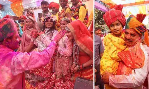 MP : CM ने भोपाल में CM हाउस में लोगों, मंत्रियों और पार्टी कार्यकर्ताओं के साथ होली मनाई