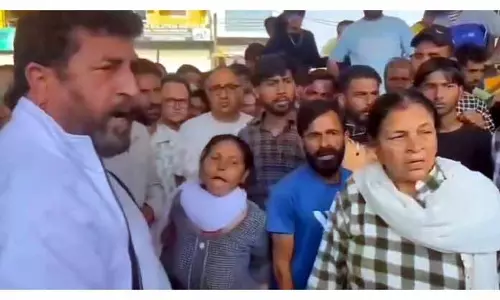 Hiranagar में वेंडरों ने म्युनिसिपल कमेटी के खिलाफ प्रदर्शन किया Hiranagar में वेंडरों ने म्युनिसिपल कमेटी के खिलाफ प्रदर्शन किया