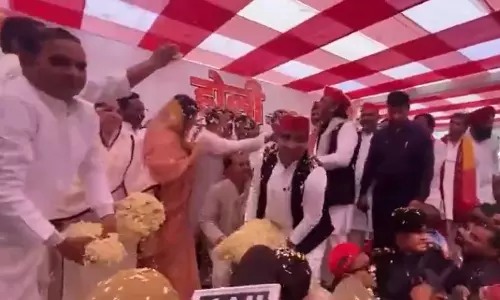 उत्तर प्रदेश: अखिलेश यादव ने Etawah में समर्थकों संग मनाई होली 2026 उत्तर प्रदेश: अखिलेश यादव ने Etawah में समर्थकों संग मनाई होली 2026