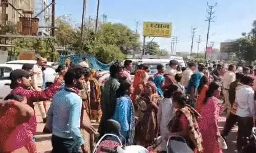 इलाज के दौरान मरीज की मौत, अस्पताल में हंगामा, पुलिस पर भी पथराव इलाज के दौरान मरीज की मौत, अस्पताल में हंगामा, पुलिस पर भी पथराव