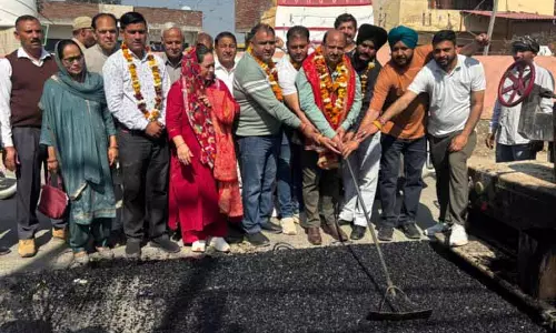 MLA ने सड़क पर तारकोल बिछाने का काम शुरू कराया