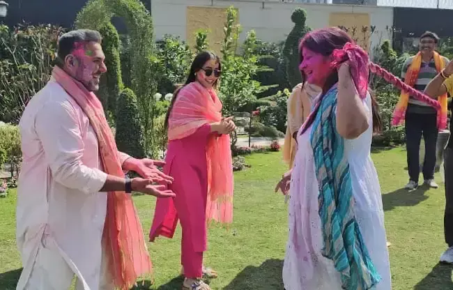 Sonipat: होली कार्यक्रम में अनोखा नजारा, विधायक पर खेली गई प्रतीकात्मक होली Sonipat: होली कार्यक्रम में अनोखा नजारा, विधायक पर खेली गई प्रतीकात्मक होली