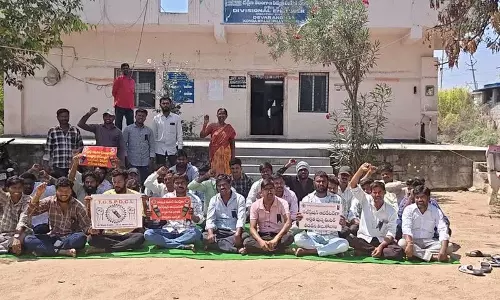 नलगोंडा Meter Readers ने पूरे महीने काम और जॉब सिक्योरिटी की मांग की नलगोंडा Meter Readers ने पूरे महीने काम और जॉब सिक्योरिटी की मांग की