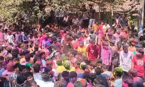 Holi in Dharwad : खूब संगीत, नाचते-गाते और मस्ती करते युवा Holi in Dharwad : खूब संगीत, नाचते-गाते और मस्ती करते युवा