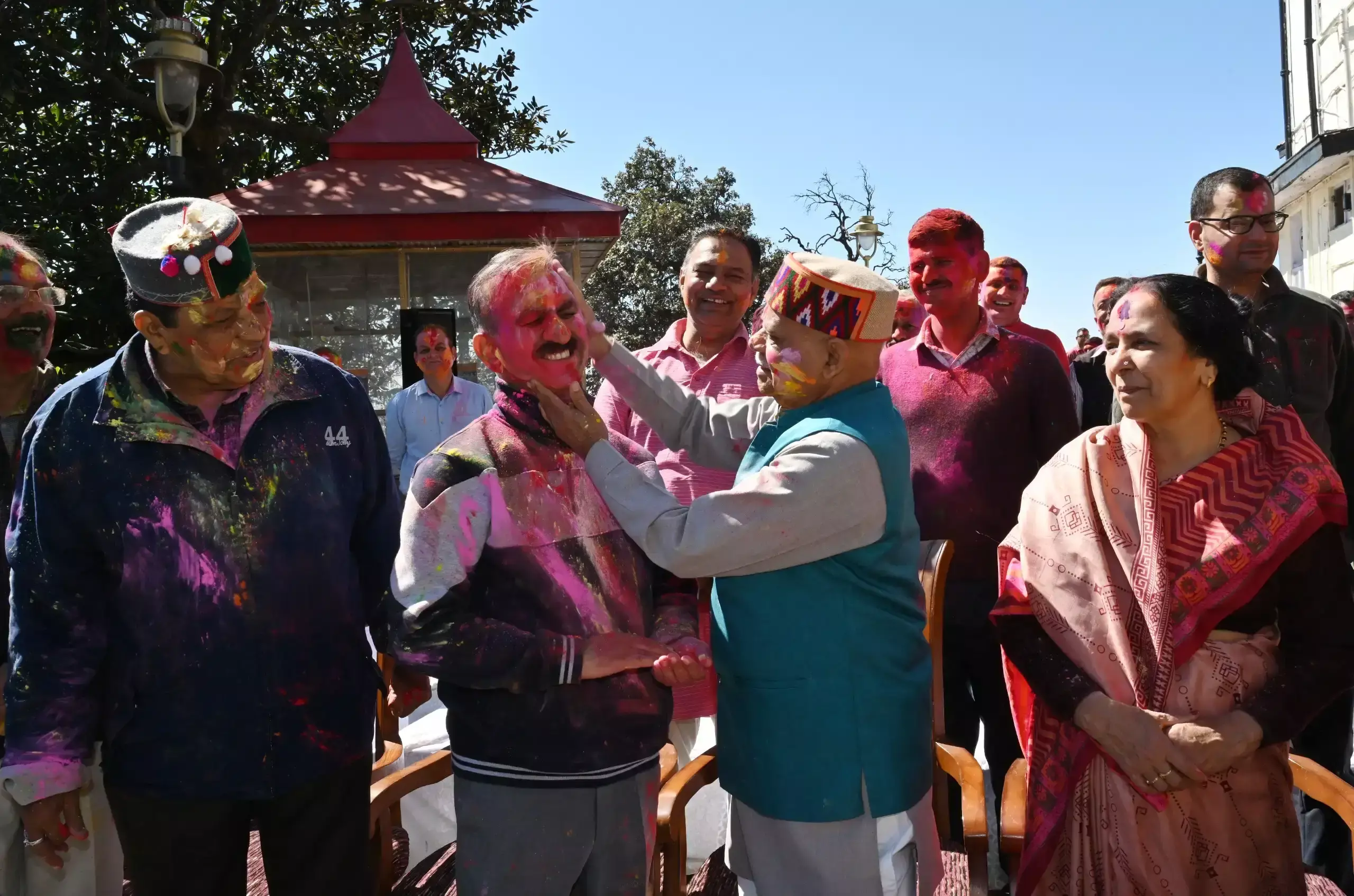 Shimla: हिमाचल में रंगों का उत्सव, सियासी और प्रशासनिक हस्तियों की भागीदारी Shimla: हिमाचल में रंगों का उत्सव, सियासी और प्रशासनिक हस्तियों की भागीदारी