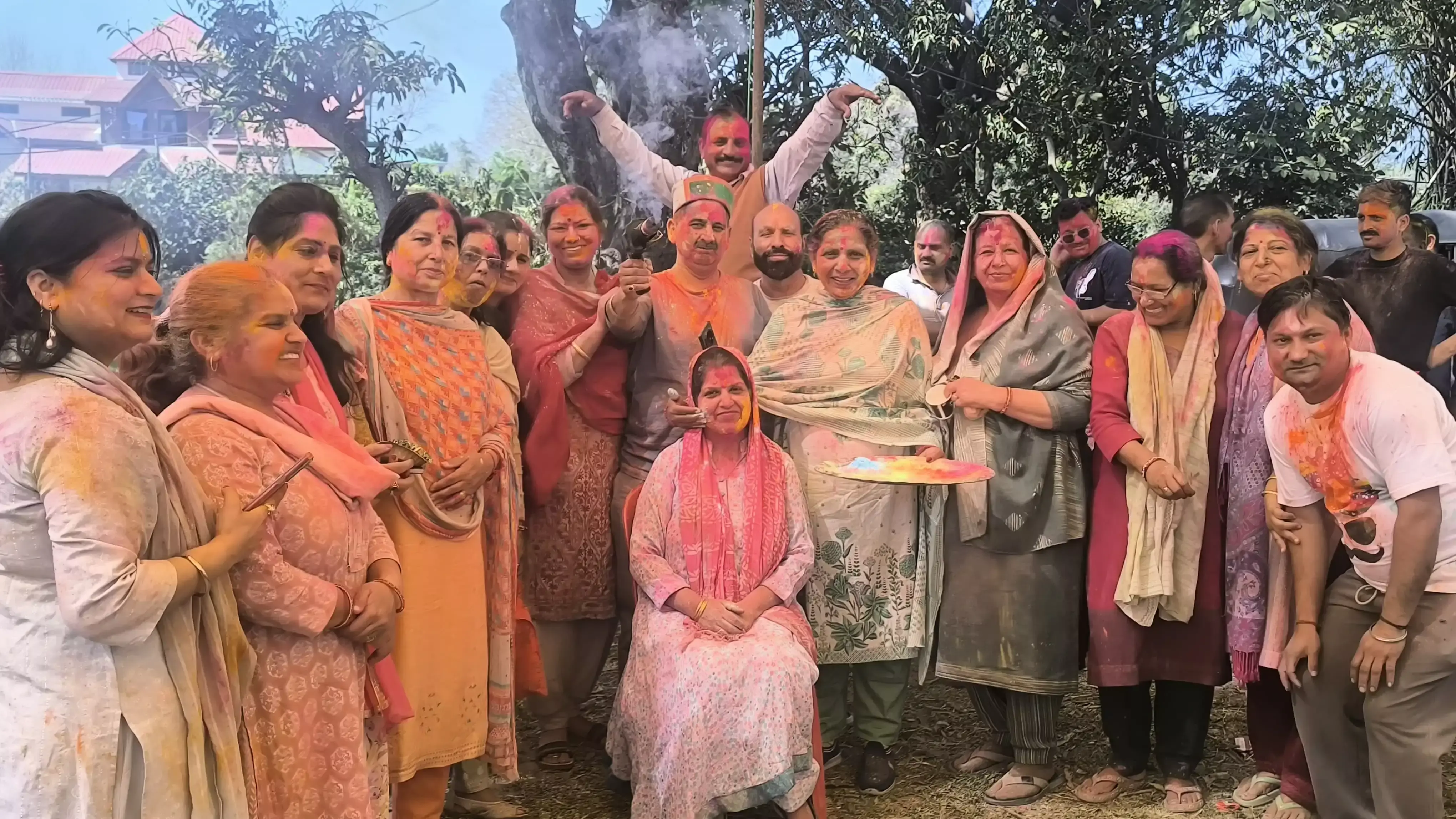Dharamshala: शाहपुर में विधायक के साथ क्षेत्रवासियों ने खेली होली Dharamshala: शाहपुर में विधायक के साथ क्षेत्रवासियों ने खेली होली