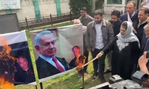 ईरान पर US-इज़राइल के हमले पर भारत की चुप्पी समझ से परे: Mehbooba Mufti ईरान पर US-इज़राइल के हमले पर भारत की चुप्पी समझ से परे: Mehbooba Mufti