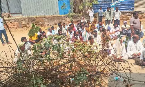 Shahpur : GESCOM ऑफिस पर कांटे फेंककर विरोध प्रदर्शन