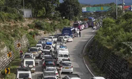 जम्मू-पुंछ NH पर यातायात बाधित जम्मू-पुंछ NH पर यातायात बाधित