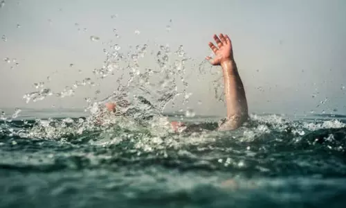 Odisha : होली के बाद नहाने के दौरान बैंकर समेत तीन लोग डूबे Odisha : होली के बाद नहाने के दौरान बैंकर समेत तीन लोग डूबे
