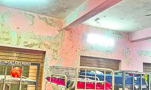 Bangarpet: एक टूटे-फूटे हॉस्टल में रह रही हैं लड़कियां