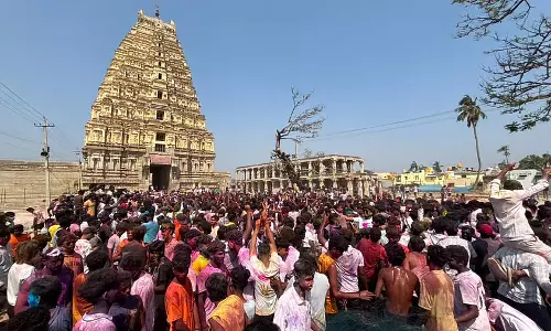 Hampi होली का जश्न: सैकड़ों विदेशी और स्थानीय लोगों ने रंगों से होली खेली